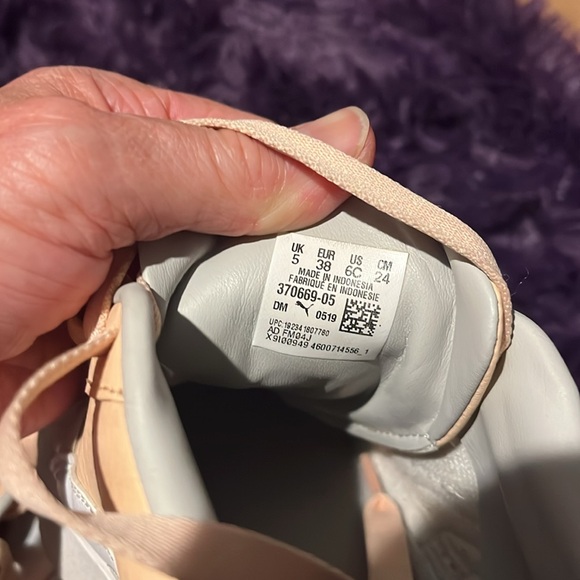 Leather comfort neutral color. Best shoe ever for comfort. Accepting offers - Picture 5 of 7